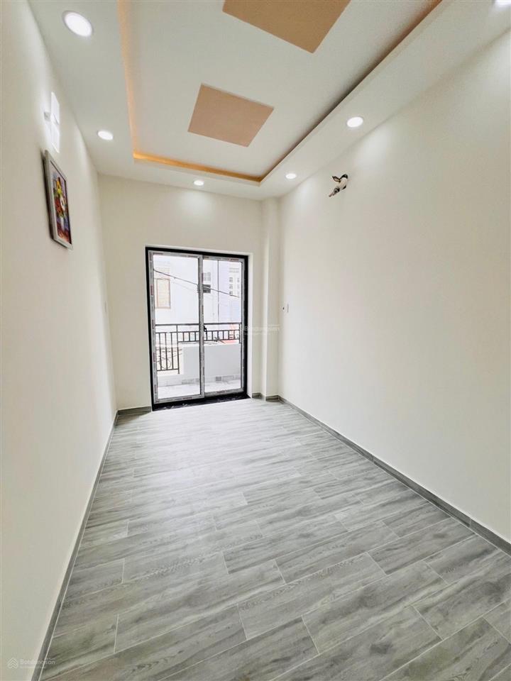 Q8  4,58 tỷ  sát mặt tiền  3 tầng, 5pn có phòng ngủ trệt lương văn can, 38,8m2, nở hậu 3m