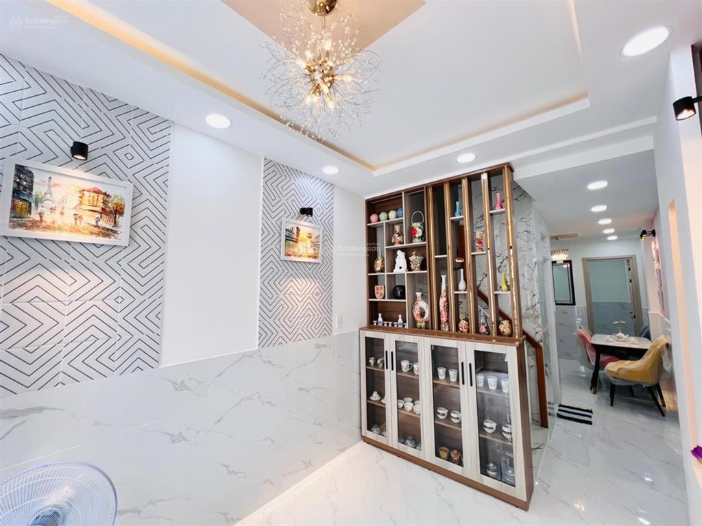 Q8  4,58 tỷ  sát mặt tiền  3 tầng, 5pn có phòng ngủ trệt lương văn can, 38,8m2, nở hậu 3m
