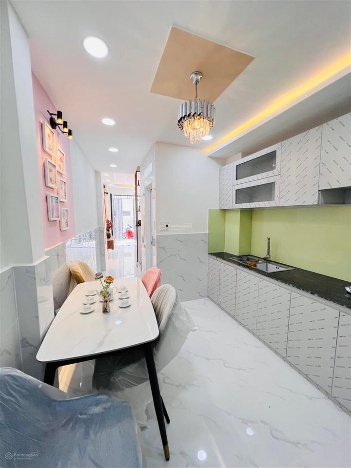 Q8  4,58 tỷ  sát mặt tiền  3 tầng, 5pn có phòng ngủ trệt lương văn can, 38,8m2, nở hậu 3m