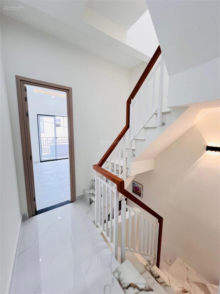 Q8  4,58 tỷ  sát mặt tiền  3 tầng, 5pn có phòng ngủ trệt lương văn can, 38,8m2, nở hậu 3m