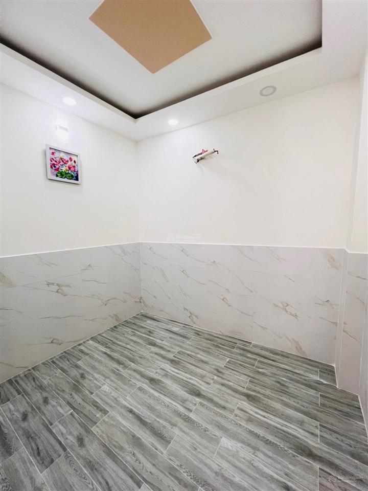 Q8  4,58 tỷ  sát mặt tiền  3 tầng, 5pn có phòng ngủ trệt lương văn can, 38,8m2, nở hậu 3m