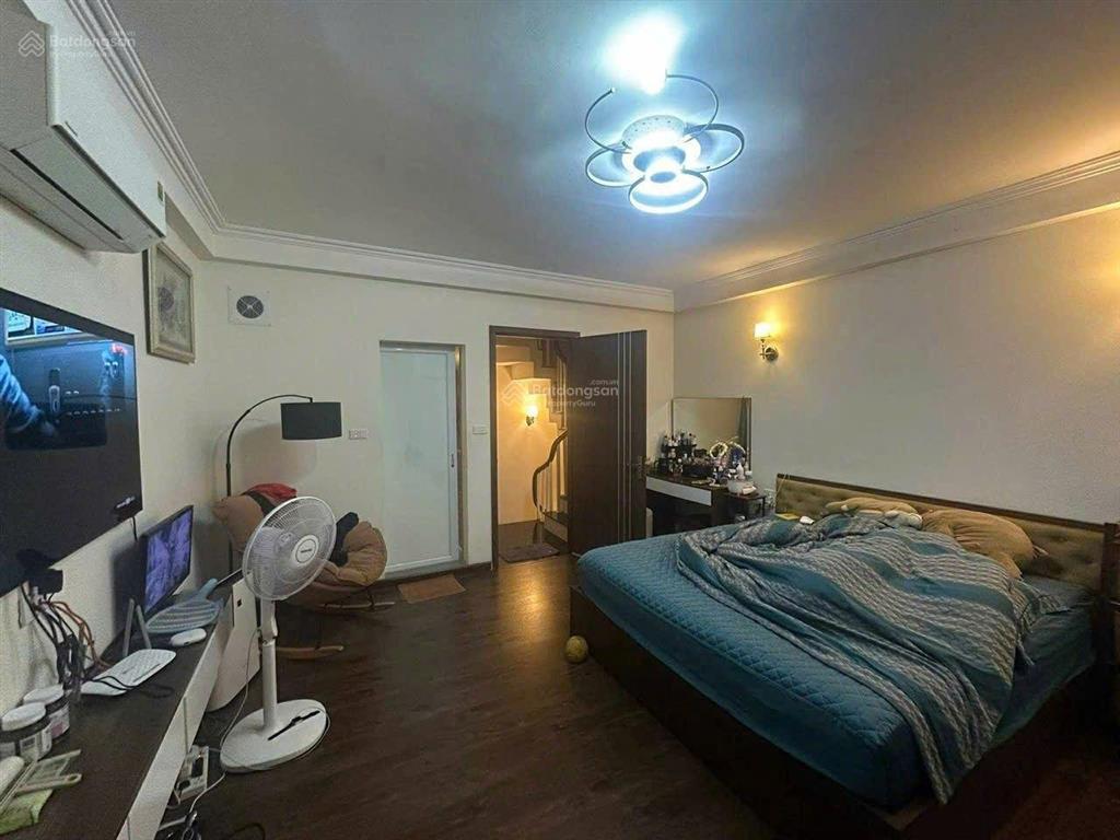 Gần bốt hàng đậu, hàng than  sát hồ gươm vị trí đắc địa 3 tầng,1 tum, ngõ rộng thoáng, gần phố