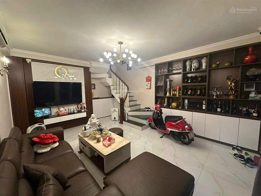 Gần bốt hàng đậu, hàng than  sát hồ gươm vị trí đắc địa 3 tầng,1 tum, ngõ rộng thoáng, gần phố