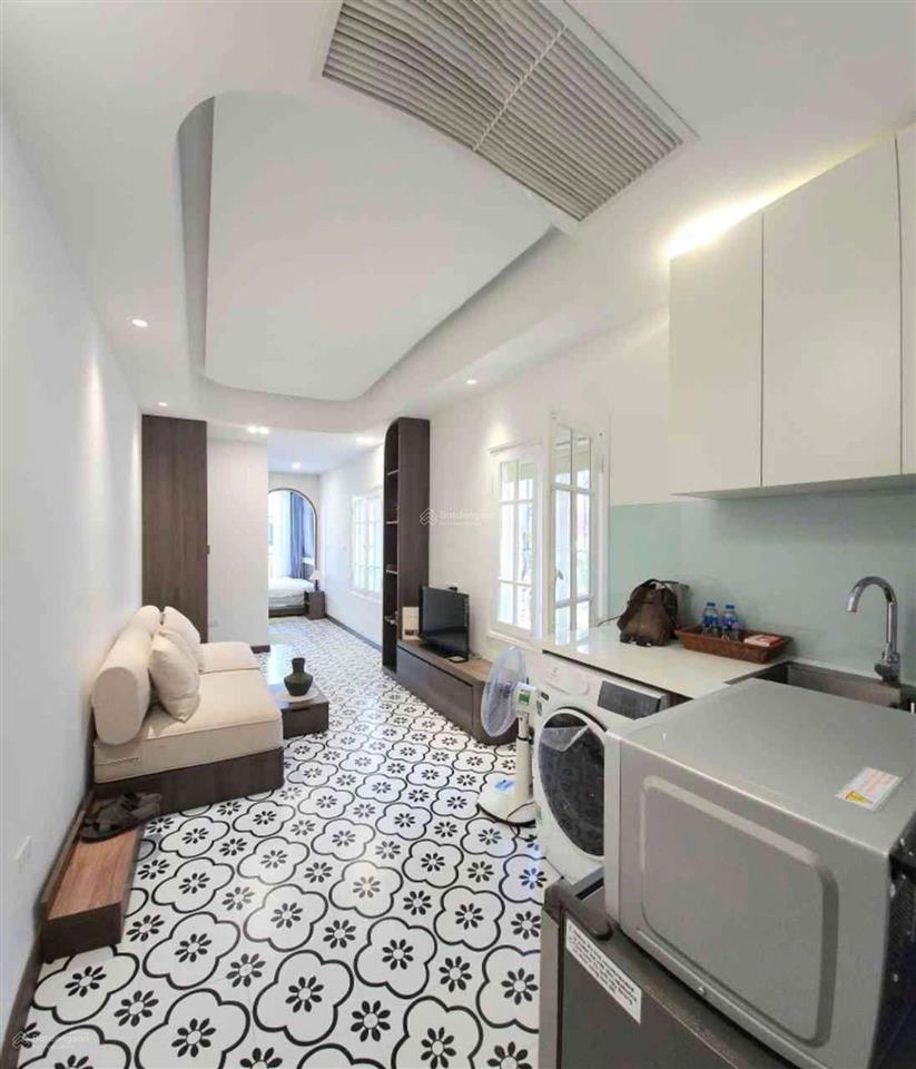 Nhỉnh 3 tỷ / phố cổ hàng cót  căn studio  mặt phố lô góc view đường cực chill  dòng tiền tốt