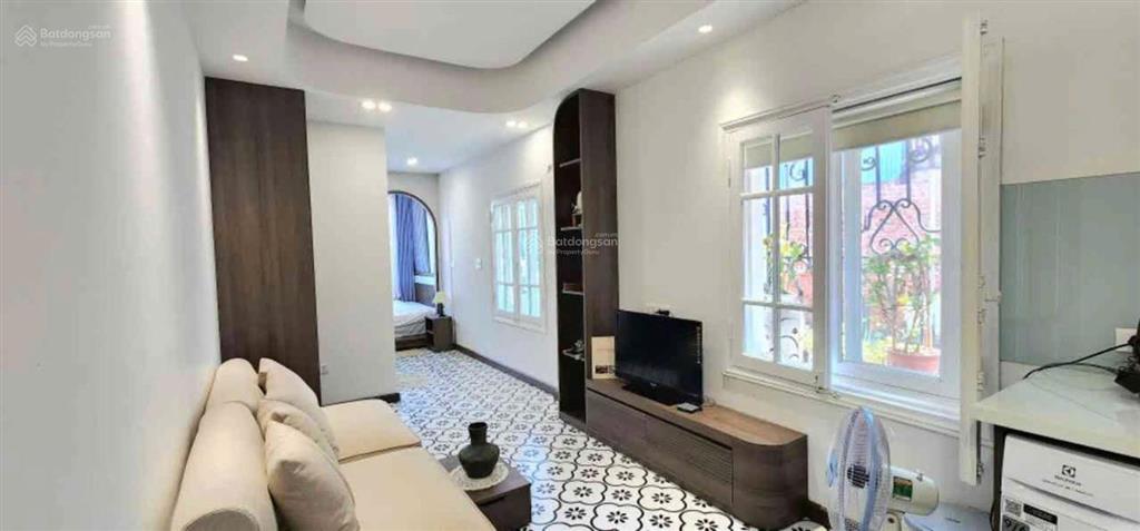 Nhỉnh 3 tỷ / phố cổ hàng cót  căn studio  mặt phố lô góc view đường cực chill  dòng tiền tốt