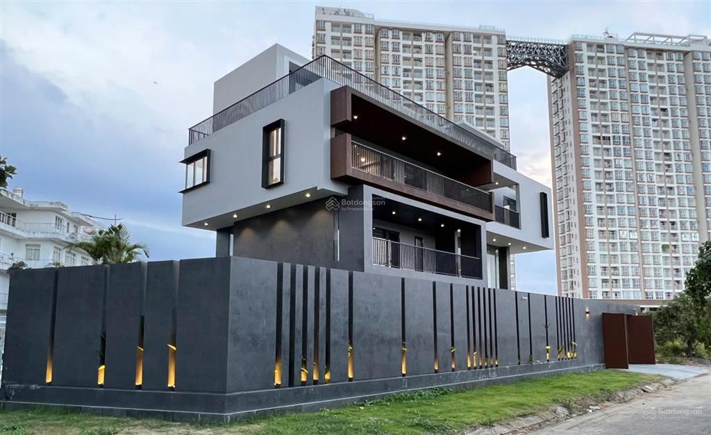Bán biệt thự góc 2 mặt tiền sông kdc intresco bình chánh