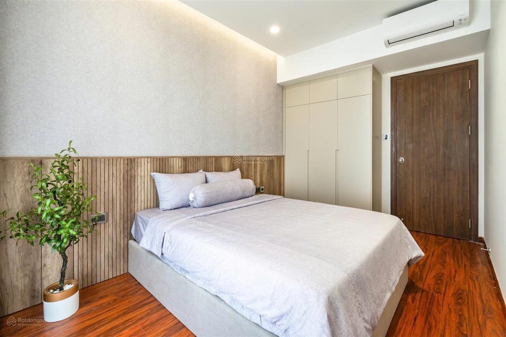 Cần bán căn hộ cao cấp đối diện ngân hàng nhà nước, saigon royal  bến vân đồn. 0909 024 ***
