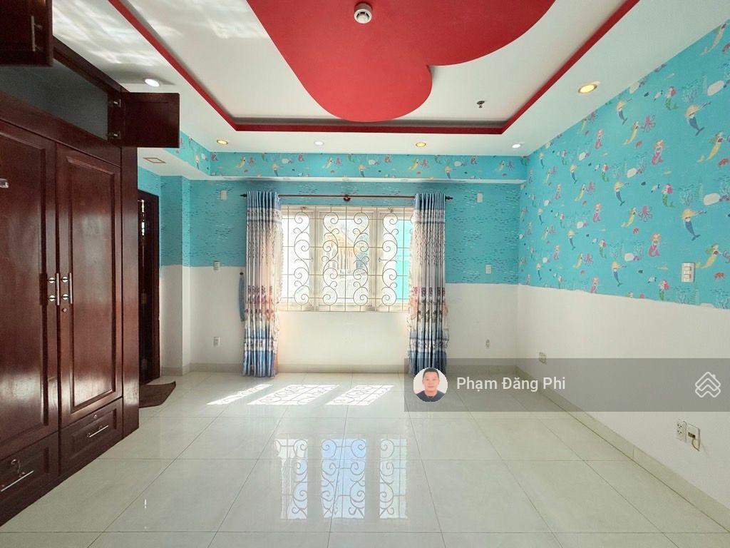 Biệt thự  lô góc  2 mặt đường xe tải tránh  không lộ giới  nhà có thang máy  điện pin mặt trời