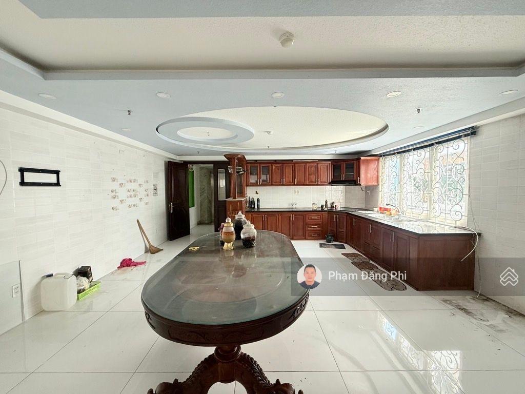 Biệt thự  lô góc  2 mặt đường xe tải tránh  không lộ giới  nhà có thang máy  điện pin mặt trời