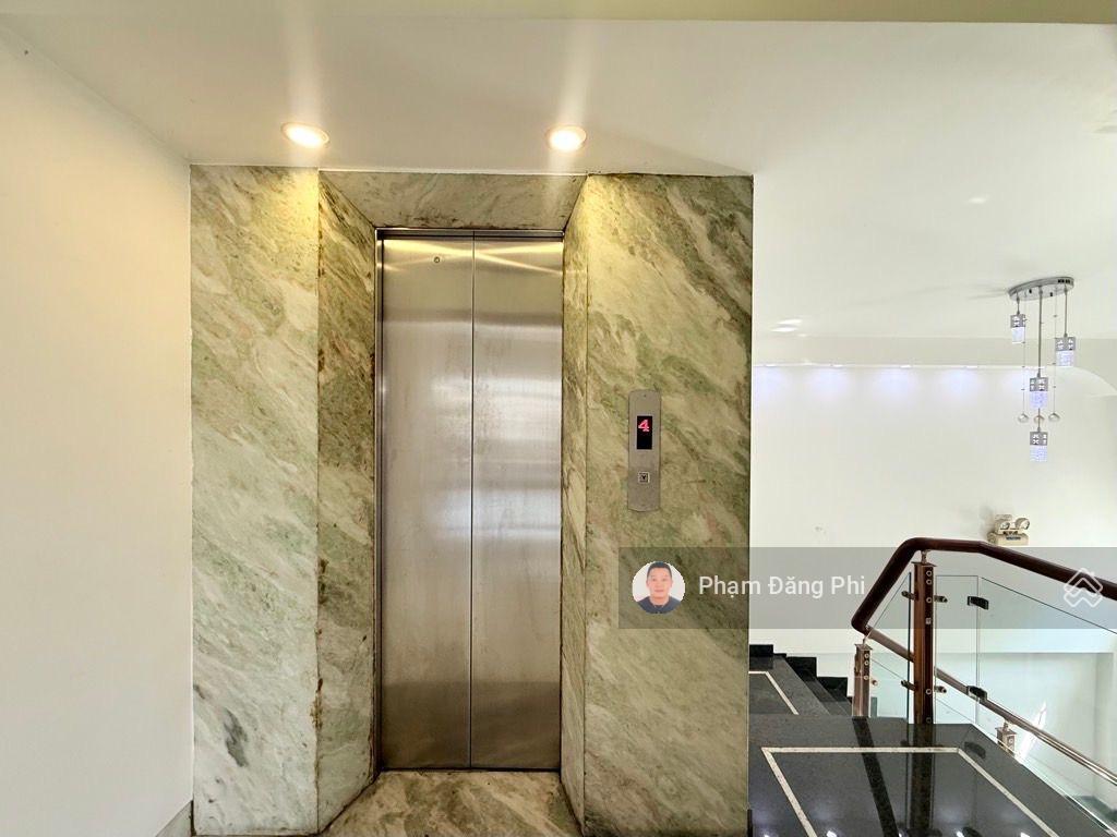 Biệt thự  lô góc  2 mặt đường xe tải tránh  không lộ giới  nhà có thang máy  điện pin mặt trời