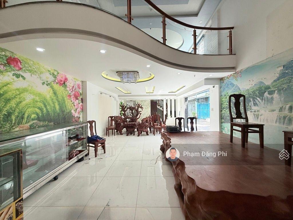 Biệt thự  lô góc  2 mặt đường xe tải tránh  không lộ giới  nhà có thang máy  điện pin mặt trời