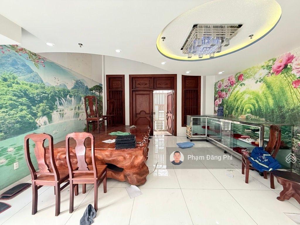 Biệt thự  lô góc  2 mặt đường xe tải tránh  không lộ giới  nhà có thang máy  điện pin mặt trời