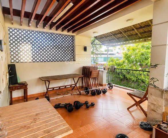 Biệt thự 3 tầng 4pn, gara ôtô, ngang 4.6m nở hậu 7.2x28m, 156m2, đường nhựa 8m, ngay lý phục man q7