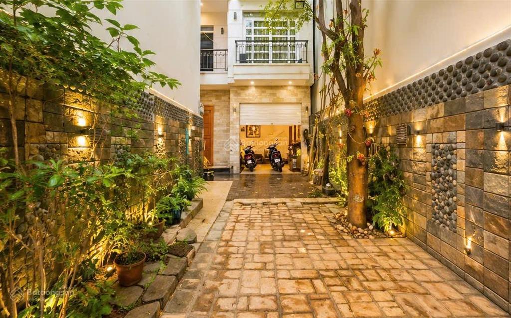 Biệt thự 3 tầng 4pn, gara ôtô, ngang 4.6m nở hậu 7.2x28m, 156m2, đường nhựa 8m, ngay lý phục man q7