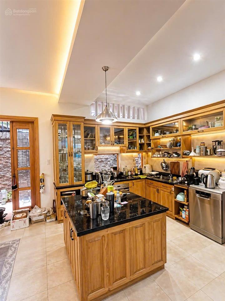 Biệt thự 3 tầng 4pn, gara ôtô, ngang 4.6m nở hậu 7.2x28m, 156m2, đường nhựa 8m, ngay lý phục man q7
