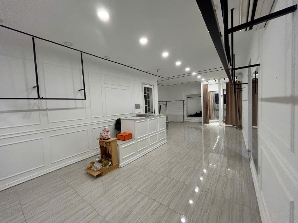 CHO THUÊ MĂT BẰNG NGAY TRUNG TÂM QUẬN 1 LÀM SHOP CTY...17TR/TH/65M2. LH:0903649102.