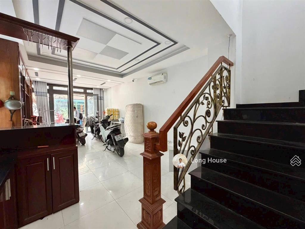 Nhà đẹp 5 tầng, 42 m2, 4 phòng ngủ master siêu rộng  ngay cạnh bên cc botanic  nguyễn thượng hiền