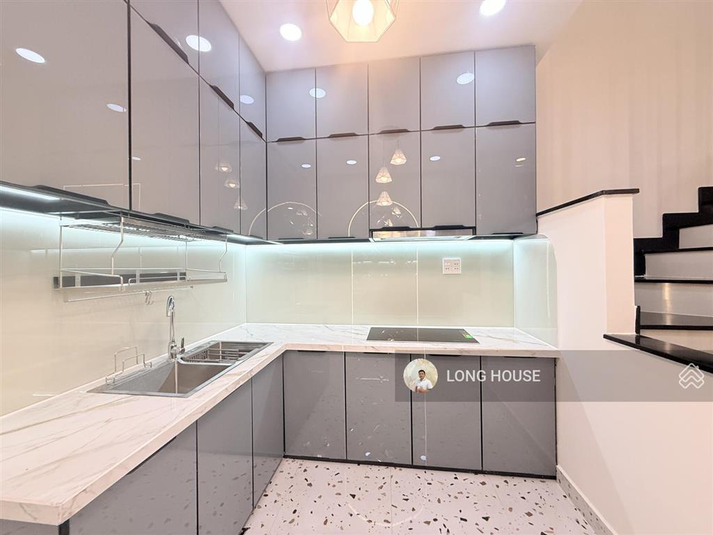 Nhà đẹp 3 tầng 45m2, 4 phòng ngủ  ngay ngã tư phú nhuận