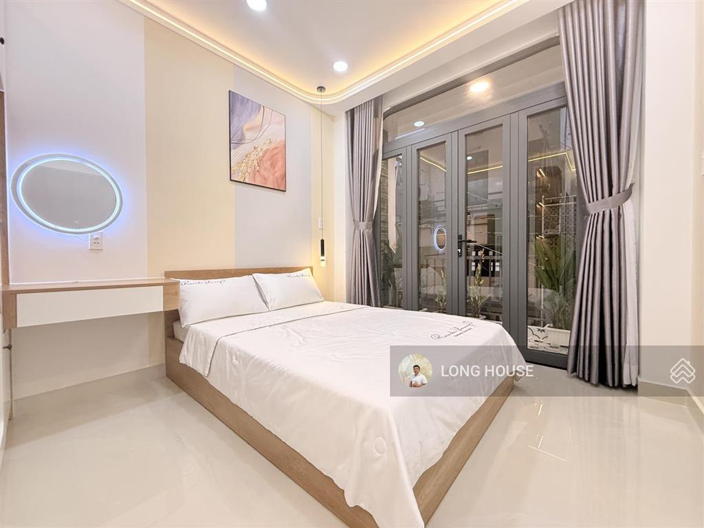 Nhà đẹp 3 tầng 45m2, 4 phòng ngủ  ngay ngã tư phú nhuận