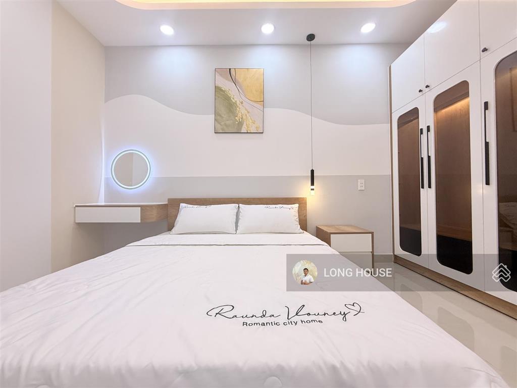 Nhà đẹp 3 tầng 45m2, 4 phòng ngủ  ngay ngã tư phú nhuận