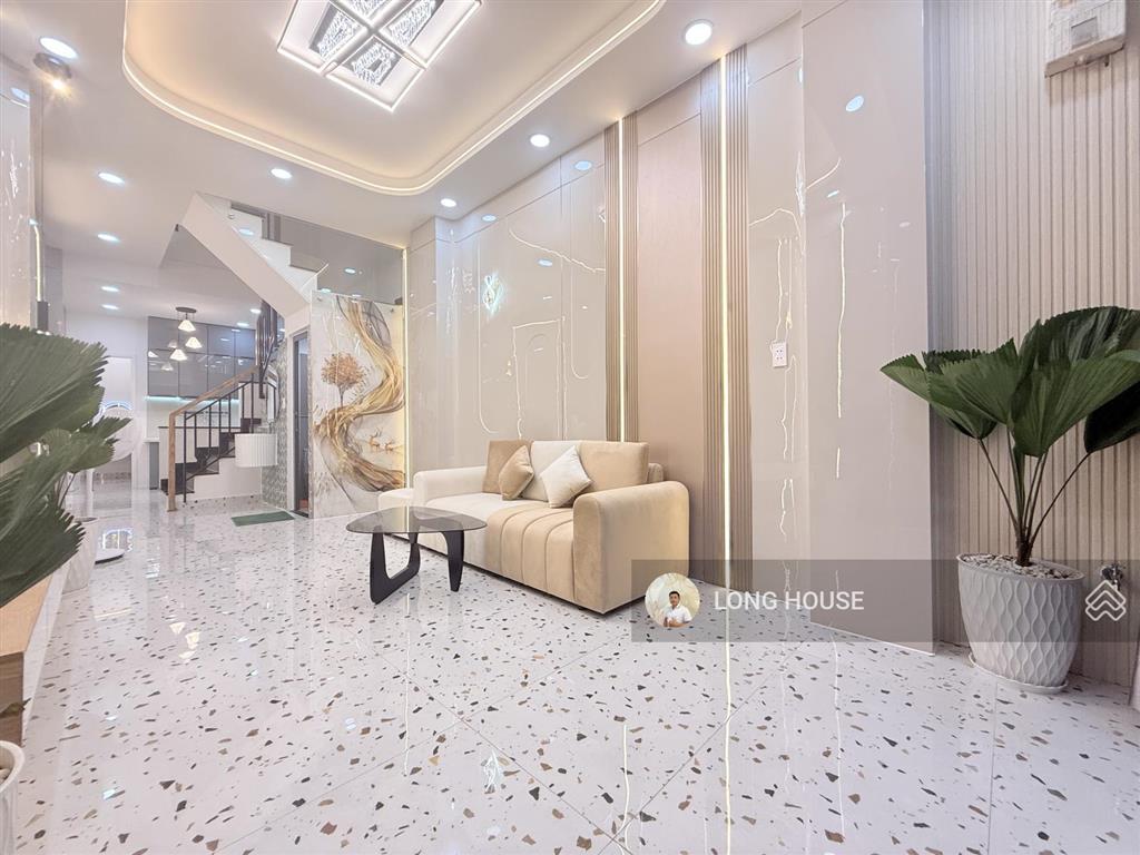 Nhà đẹp 3 tầng 45m2, 4 phòng ngủ  ngay ngã tư phú nhuận