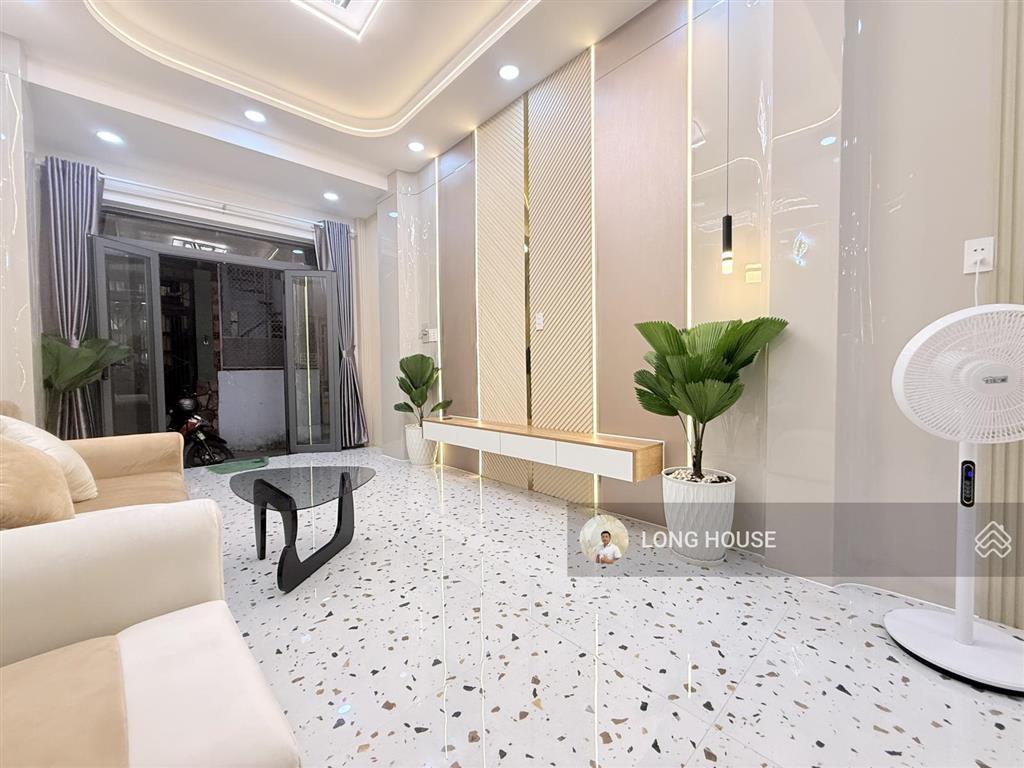 Nhà đẹp 3 tầng 45m2, 4 phòng ngủ  ngay ngã tư phú nhuận