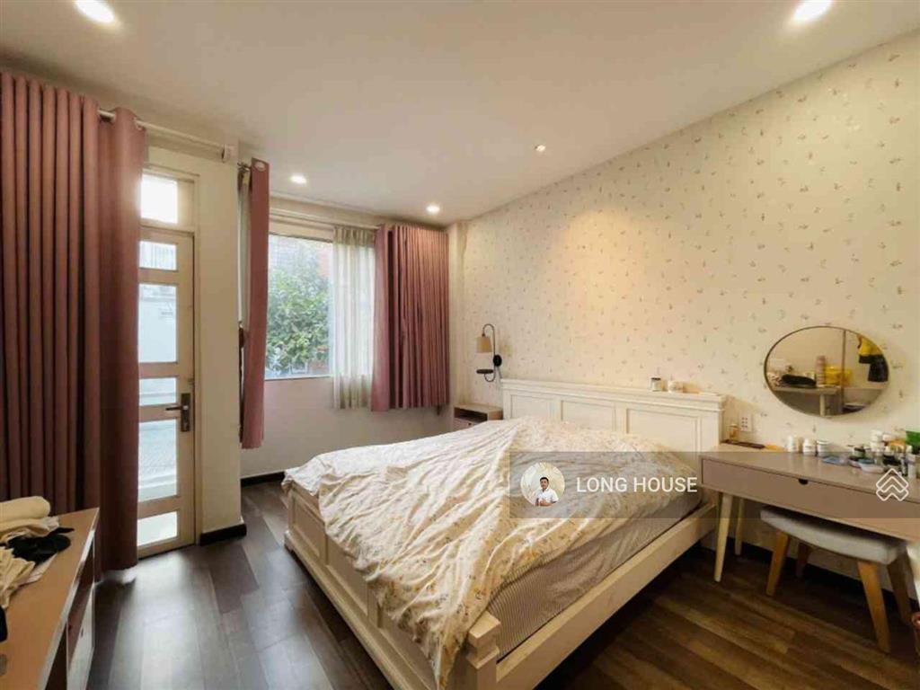 Nhà 5 tầng hơn 50m2  phong cách đan xen cổ điển hiện đại hẻm oto nguyễn văn đậu