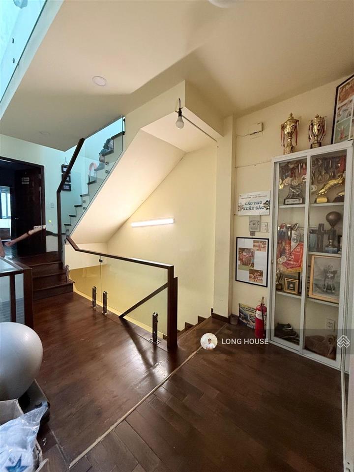 Nhà 5 tầng 70m2, oto quay đầu gần nhà, đi bộ 5 tới cầu bông  qua q.1