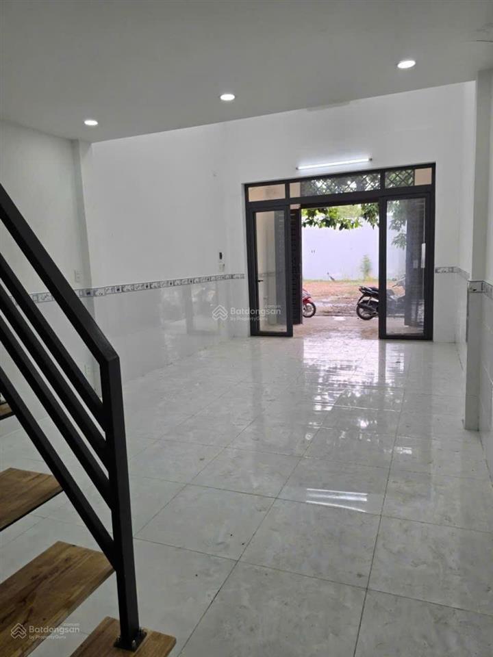 Nhà cấp 4 đổ lửng dt 4 x 18m, gần trường bùi văn ngữ