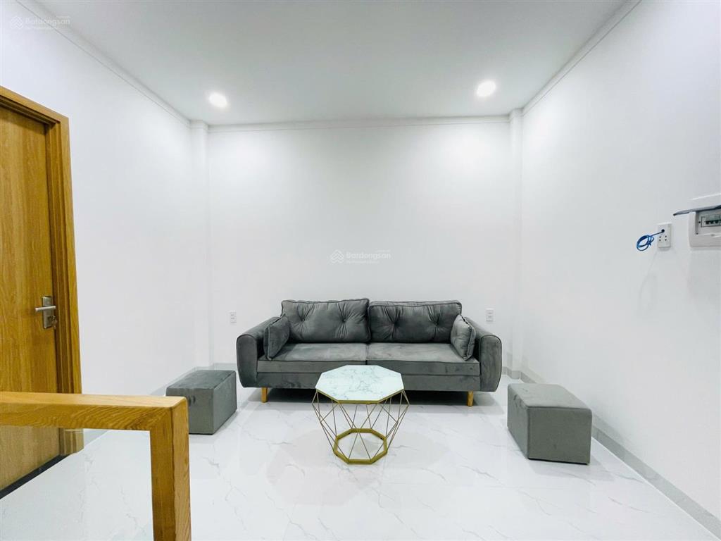 Cho thuê căn 2 tầng full nội thất giá tốt  đối diện công viên và hồ bơi 750m2