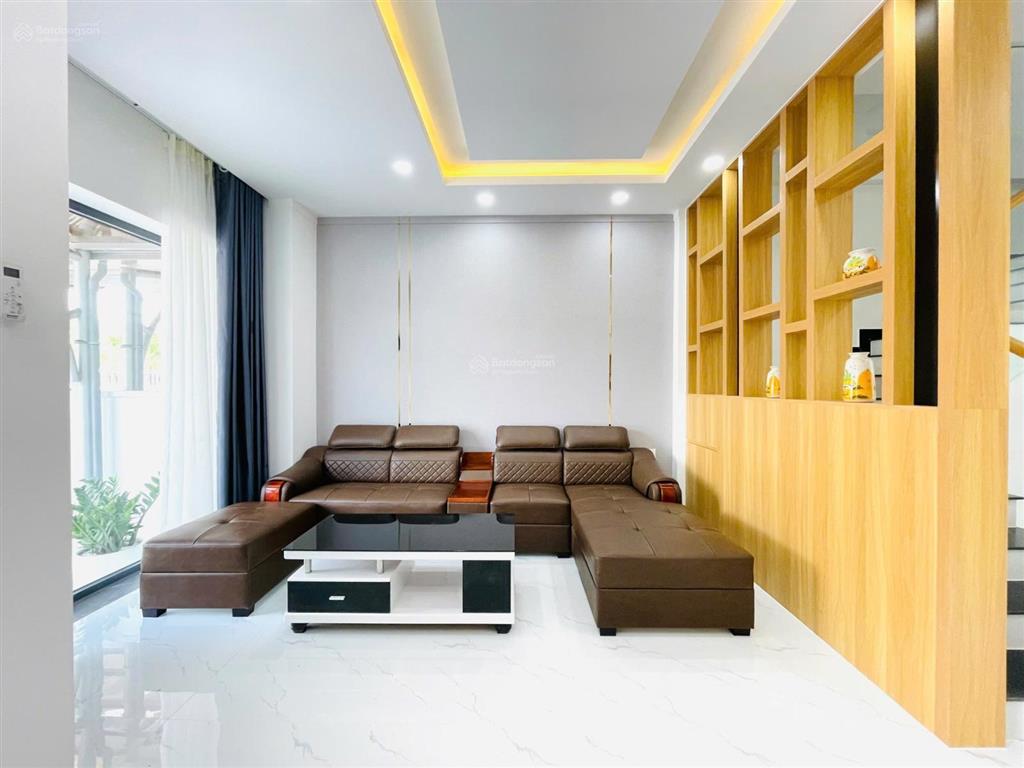 Cho thuê căn 2 tầng full nội thất giá tốt  đối diện công viên và hồ bơi 750m2