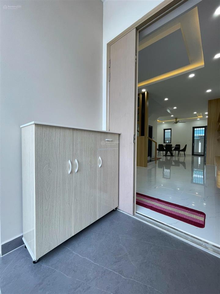 Cho thuê căn 2 tầng full nội thất giá tốt  đối diện công viên và hồ bơi 750m2