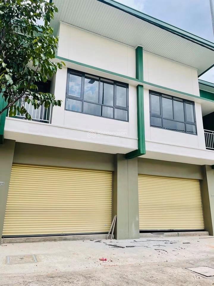 Ngộp  bán căn shophouse 2 tầng ngay cổng chính đi vào