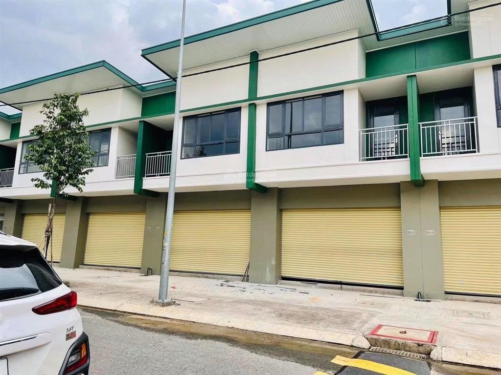 Ngộp  bán căn shophouse 2 tầng ngay cổng chính đi vào