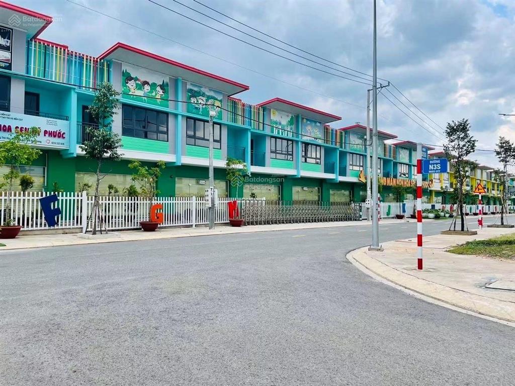 Ngộp  bán căn shophouse 2 tầng ngay cổng chính đi vào