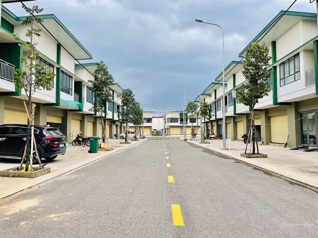 Ngộp  bán căn shophouse 2 tầng ngay cổng chính đi vào
