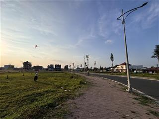 Nền góc 2 mặt tiền đối diện cổng chính trường cấp 3