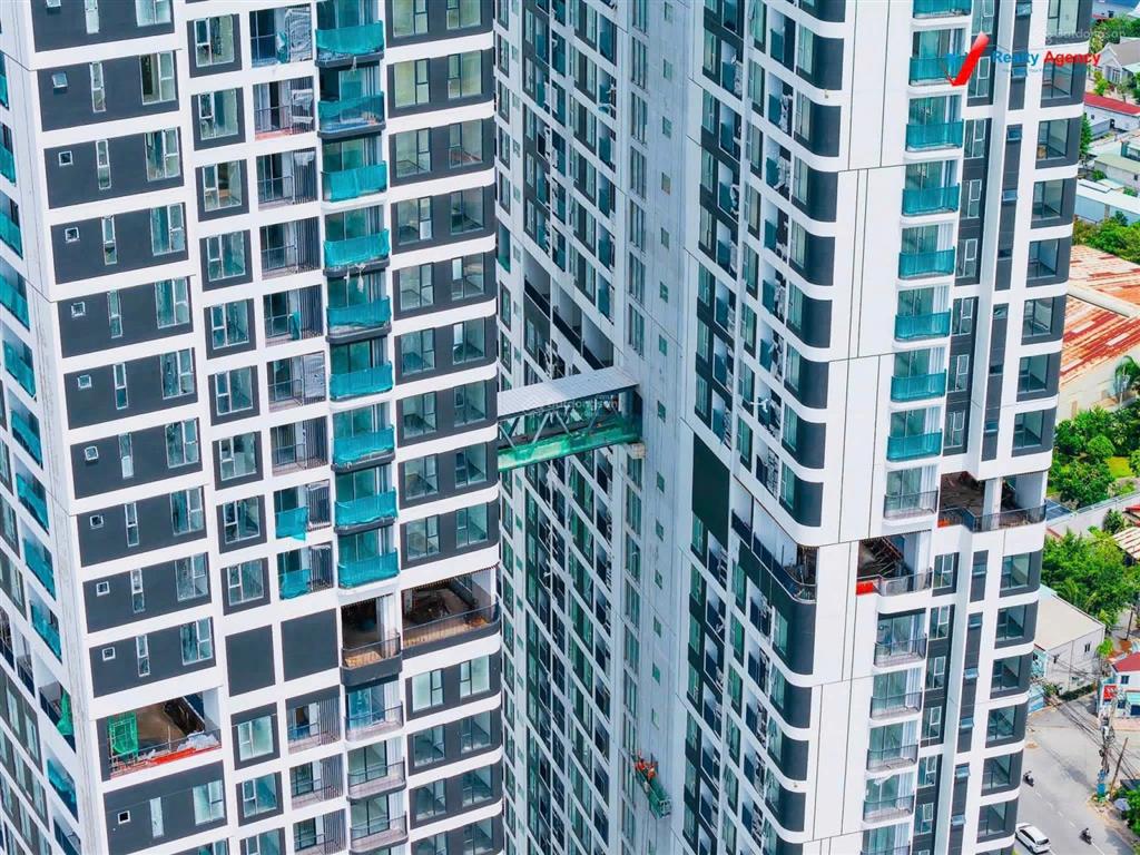 Bán gấp căn 1pn +, dt lớn tại emerald 68, tầng đẹp, view hồ bơi, giá tốt.  0932 113 ***