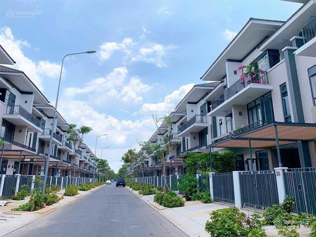 Chính chủ cần bán gấp nhà phố lavila, dt 5,5 x 17,6m, giá 11,6 tỷ.  0938 399 ***.