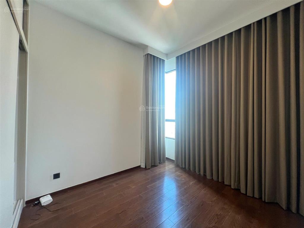 Cho thuê 4 phòng ngủ d'edge thảo điền, nội thất cơ bản, có sẵn đồ điện, đang trống.