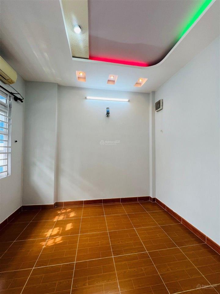 Nhà đúc btct 2 tầng, 3,5 tỷ, 32m2, phường 11, gò vấp, gần công viên làng hoa