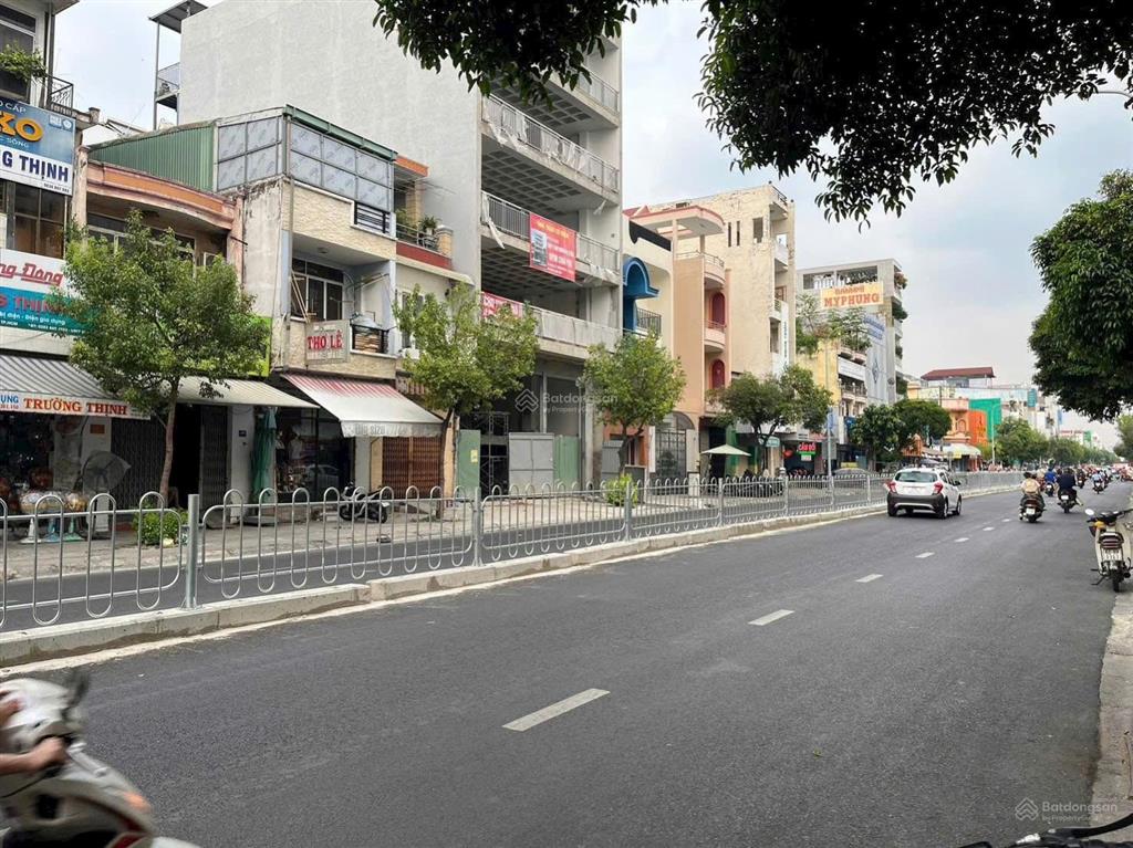 Bán nhà mặt phố nguyễn sơn, khu nhiều vp , xây 4 lầu , ngang 4,5m , nhiều tiện ích, giá 17,5 tỷ