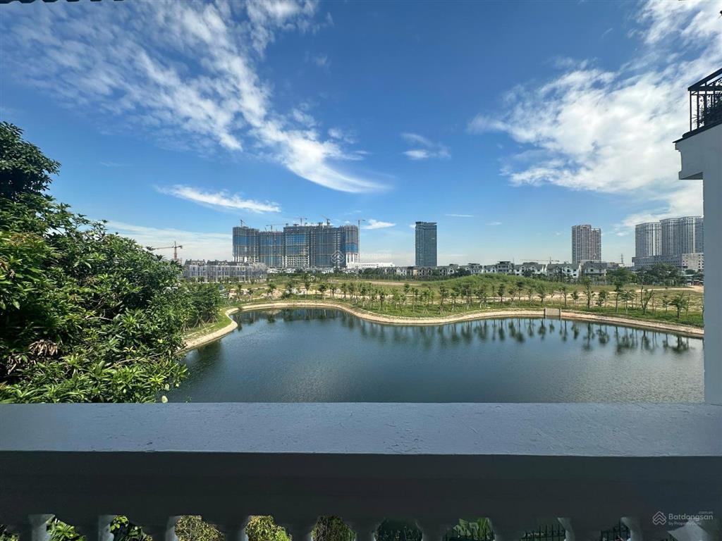 Cho thuê bt ciputra view hồ rất mát. diện tích lớn, nhà mới, không gian yên tĩnh 400m giá 3500$