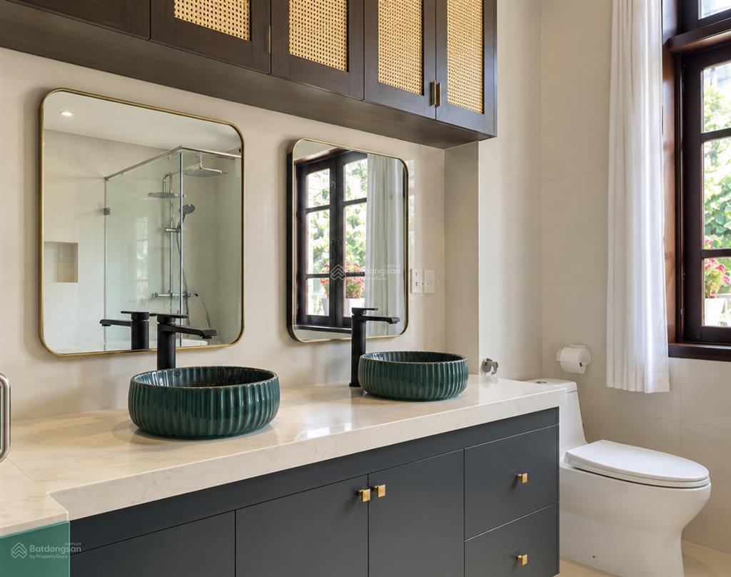 Cho thuê bt ciputra view hồ rất mát. diện tích lớn, nhà mới, không gian yên tĩnh 400m giá 3500$
