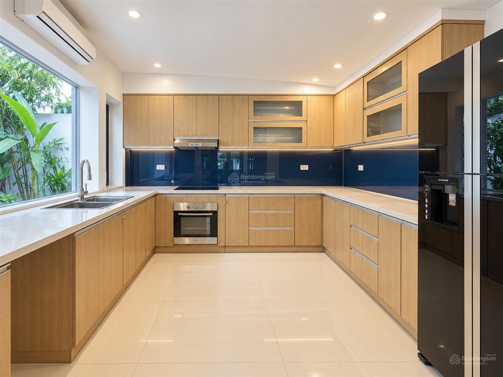 Cho thuê bt ciputra view hồ rất mát. diện tích lớn, nhà mới, không gian yên tĩnh 400m giá 3500$