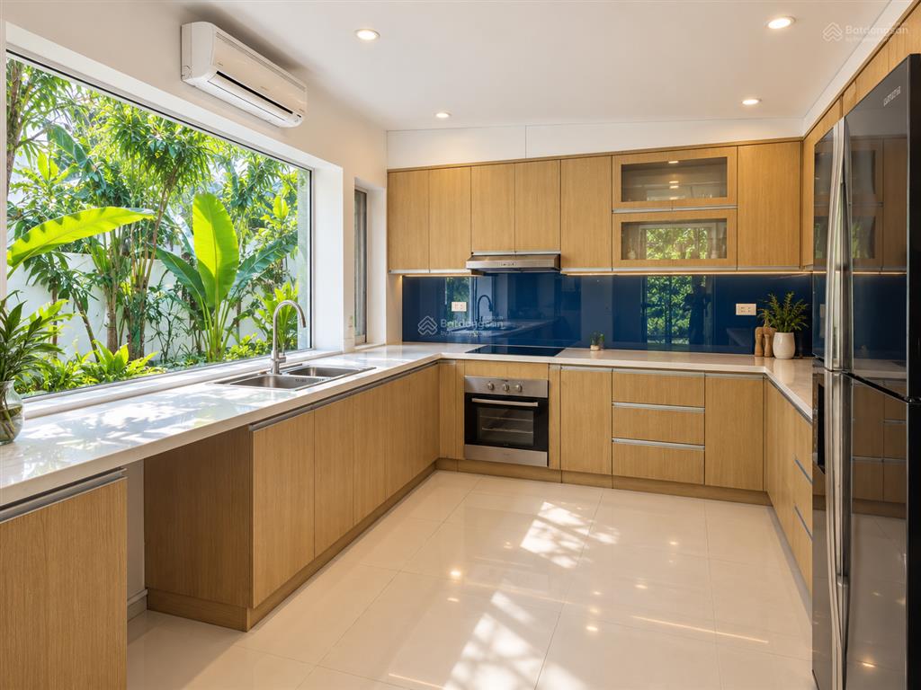 Cho thuê bt ciputra view hồ rất mát. diện tích lớn, nhà mới, không gian yên tĩnh 400m giá 3500$