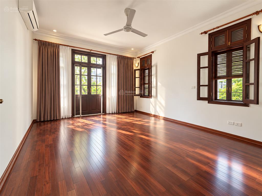 Cho thuê bt ciputra view hồ rất mát. diện tích lớn, nhà mới, không gian yên tĩnh 400m giá 3500$