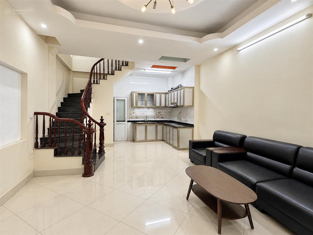 Nhà đẹp rất gần phố, thoáng sạch, 3pn, vs khép kín, 5 tầng giá 15tr/tháng ở ngay