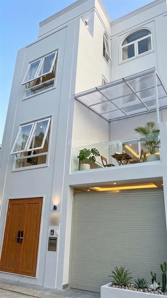 Nhà đẹp 4 tầng ngay ga metro xa lộ hà nội, ngang 6.5m,đường ôtô tránh,nội thất cao cấp,sổ vuông vức