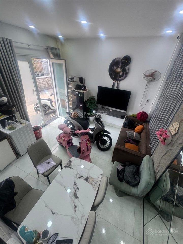 Nhà đẹp ở liền hiếm xe hơi quay đầu
nhà 1 trệt 1 lầu gồm 1pn 2 wc nguyễn văn khối phường 11